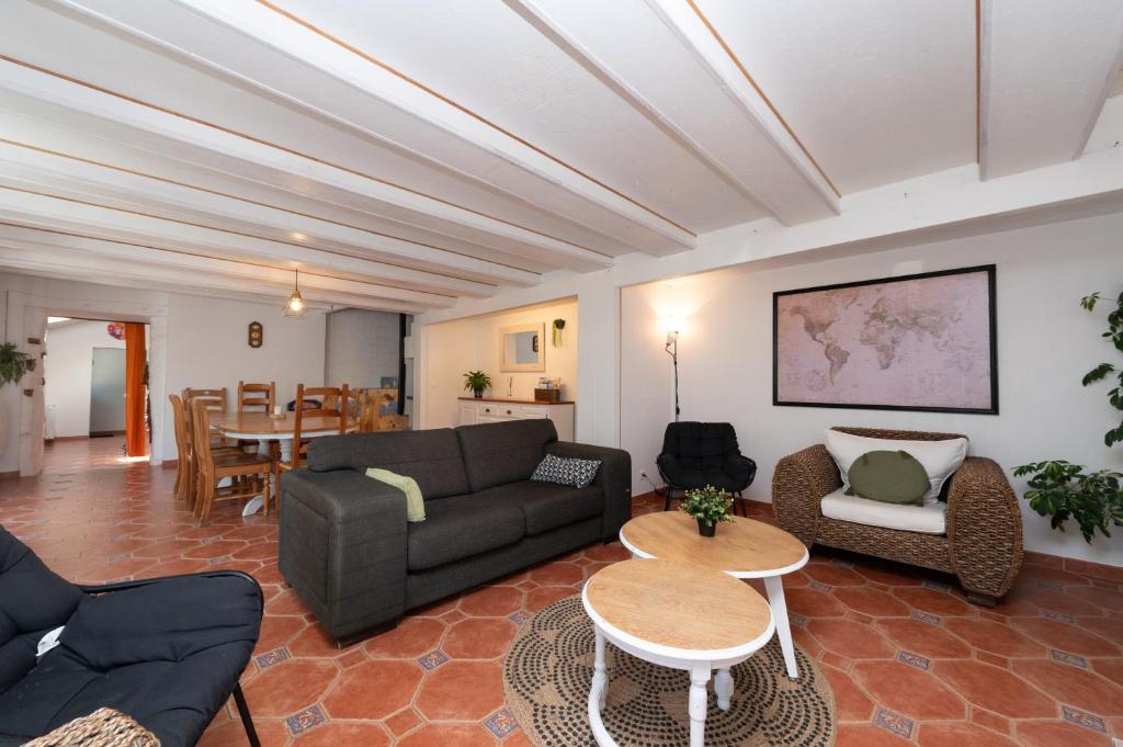 a living room with a couch and a table at Maison familiale 10 personnes in Bannalec
