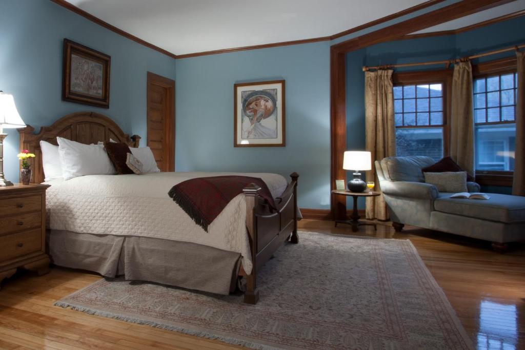Showers Inn - Deluxe King Room