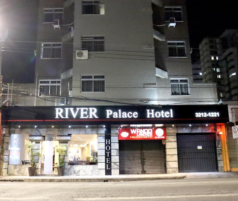 ein Flusspalasthotel in einer Stadtstraße bei Nacht in der Unterkunft River Palace Hotel in Divinópolis