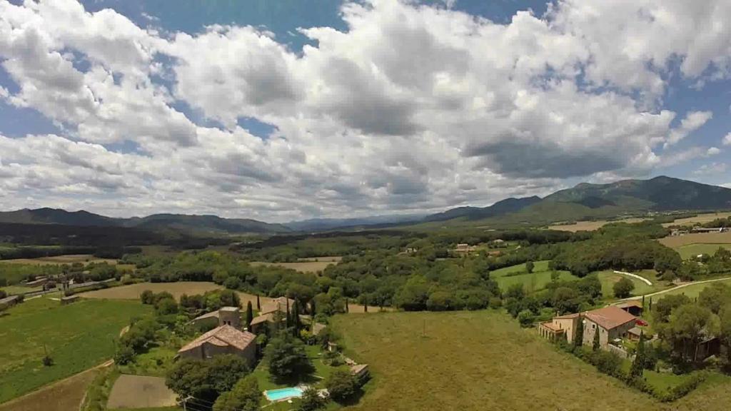 an overhead view of a house in a field with mountains at Can Canals (Rectoria de Dosquers) in Maia de Montcal