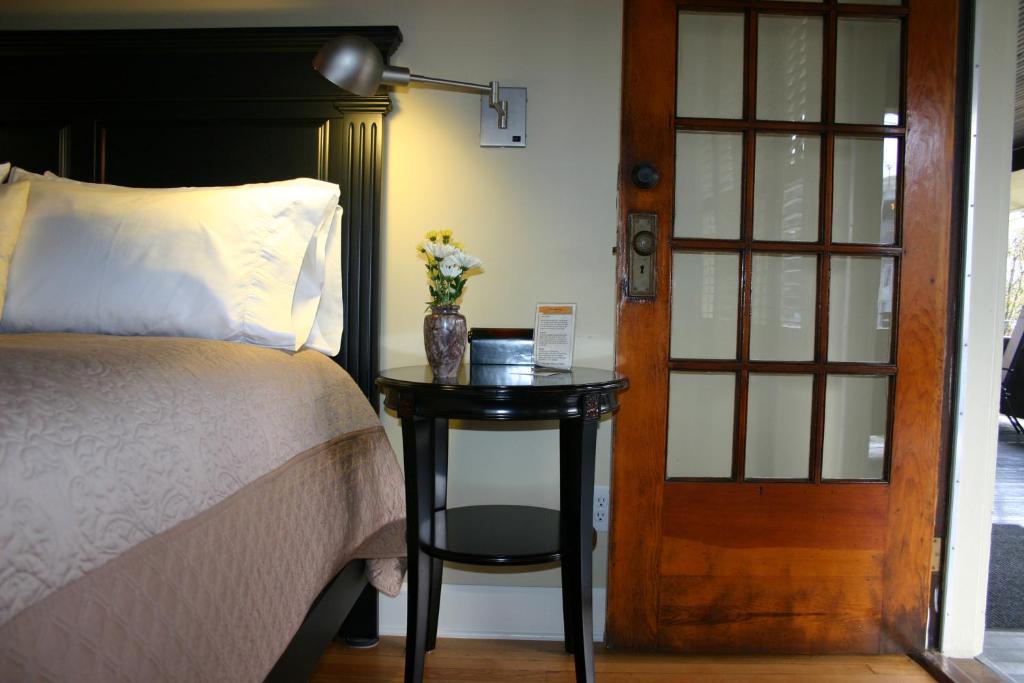 Showers Inn - Luxe Queen Room