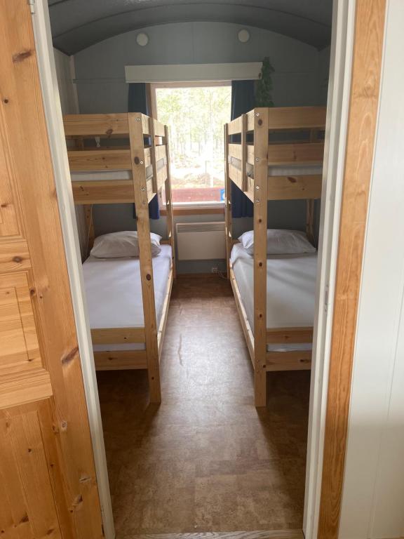 two bunk beds in a room with a window at Hendriks Matz-Roan in Åmot