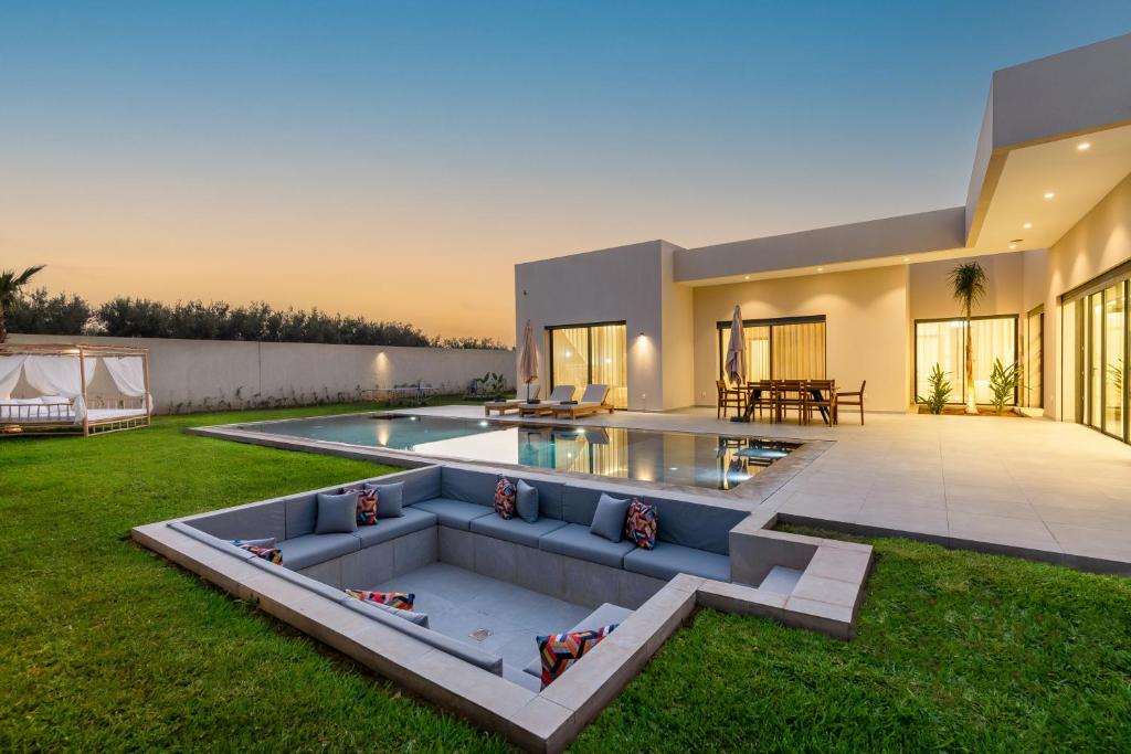 a house with a swimming pool in the yard at Villa Milabel in Segraga