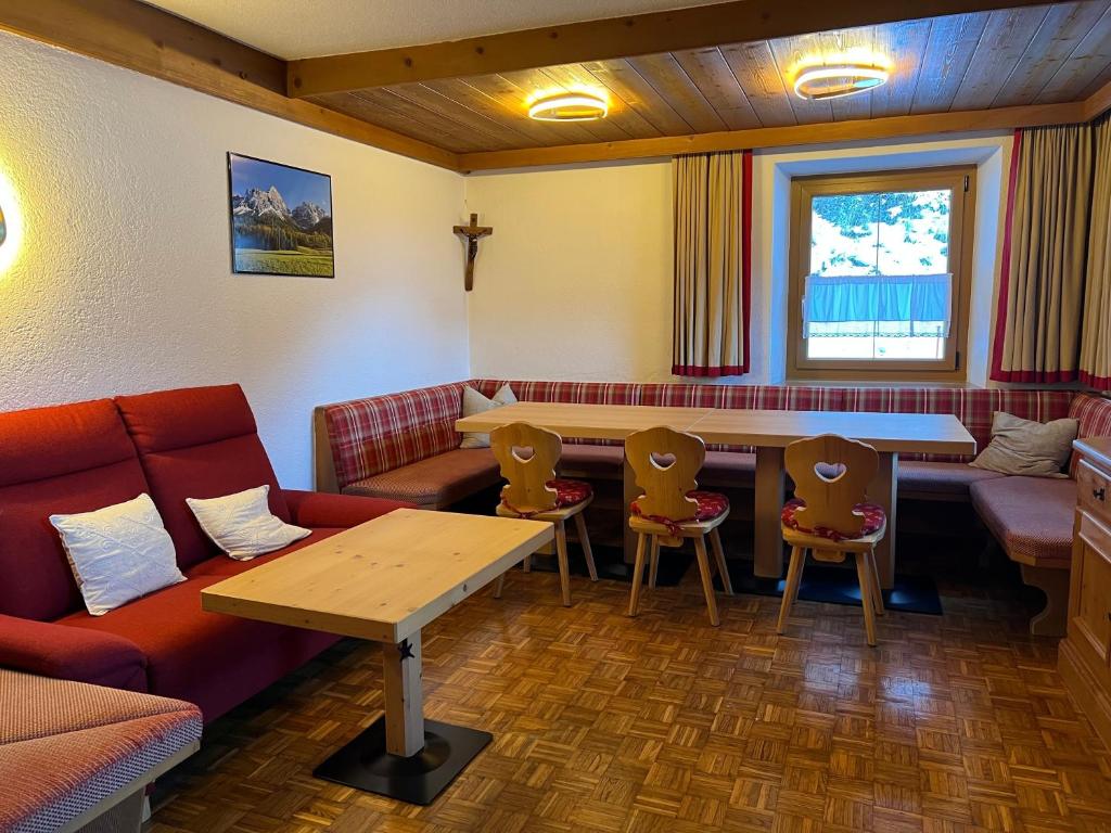 a waiting room with couches and a table and chairs at Berghaus Biberwier in Biberwier
