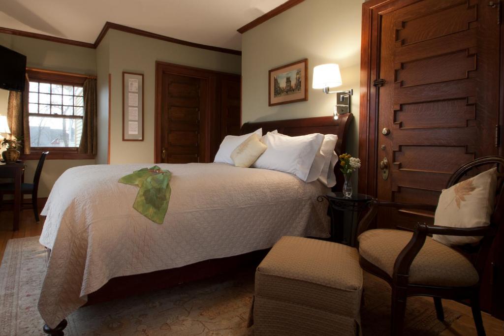 Showers Inn - Luxe Queen Room