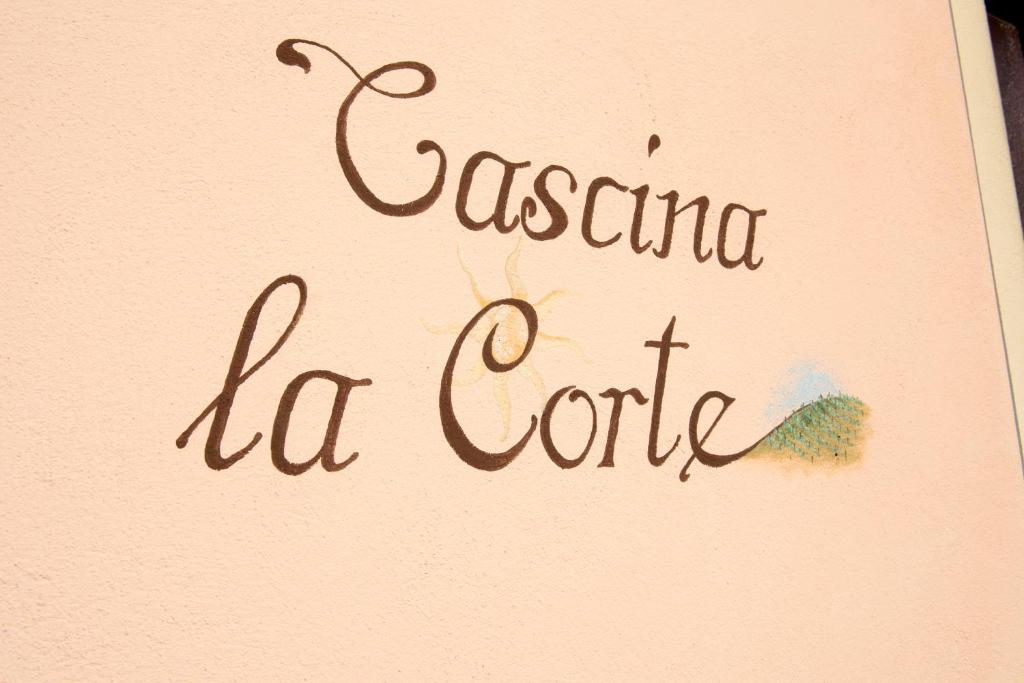 un libro con las palabras "casseramine la creato" en Cascina La Corte, en Neive