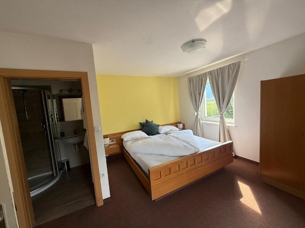 Hotel Mondschein - Double Room With Balcony