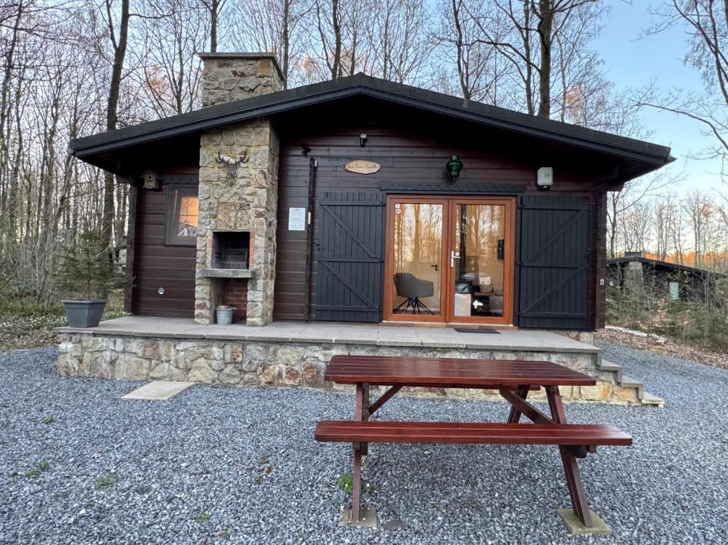 a small cabin with a bench in front of it at Les Trois Feuilles in Petit Mesnil