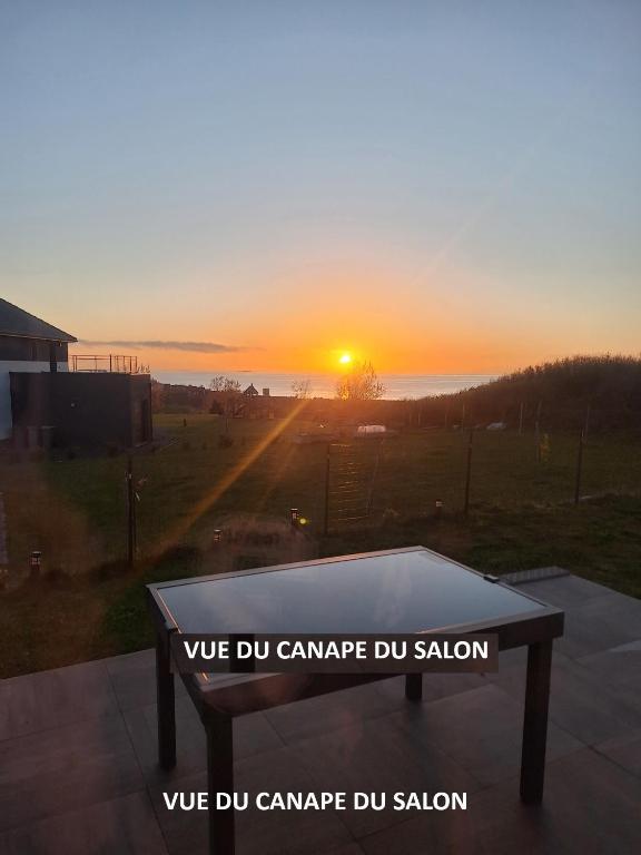 a sign with the sunset in the background at Les Cortalines Equihen in Équihen-Plage