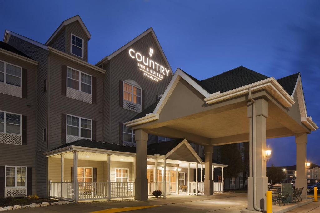 a hotel with a sign that reads comfort inn at Country Inn & Suites by Radisson, Champaign North, IL in Champaign