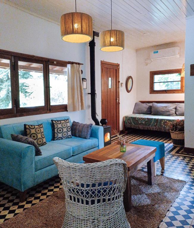 a living room with a blue couch and a table at Quinta Las Marías - Domingos Check out 17 hs in Tigre