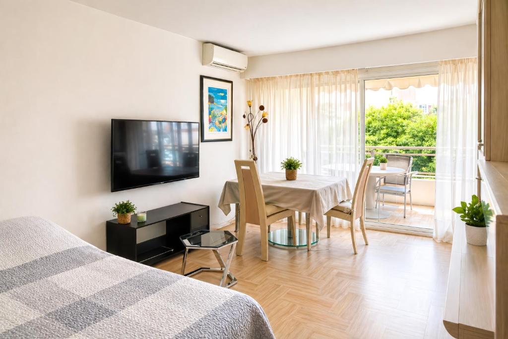 Televisyen dan/atau pusat hiburan di Studio CANNES