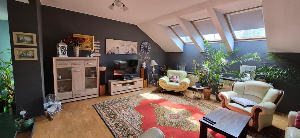 a living room filled with furniture and a tv at Apartament w Komornikach in Komorniki