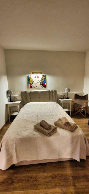 a bedroom with a bed with two towels on it at Les Flors !2minutos de la playa! in Lloret de Mar