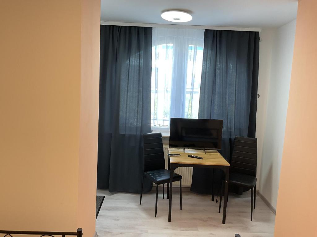 a dining room with a table and chairs and a window at Sierra Ferienwohnung in Marktbreit