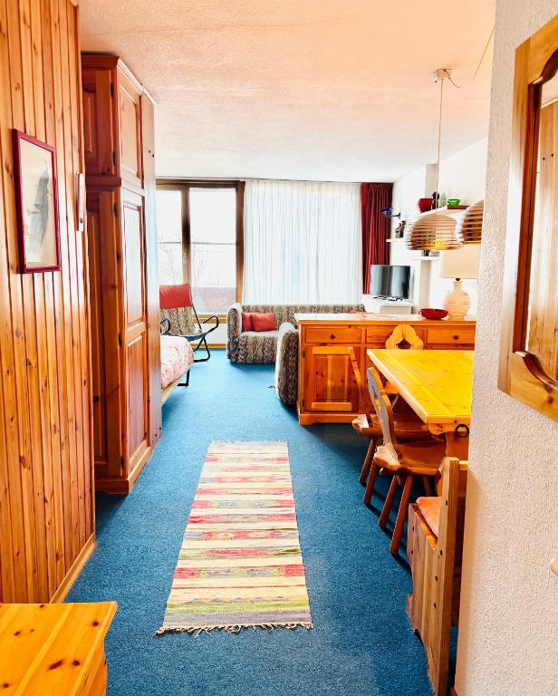 ein Wohnzimmer mit einem Tisch und ein Esszimmer in der Unterkunft Pila64 in Pila