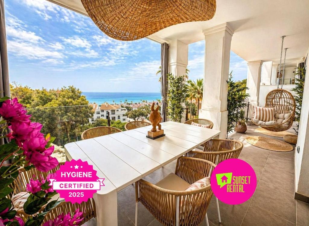 Bright apartment with seaview and a pool