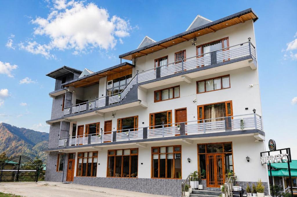 a large white building with windows and balconies at Hotel Amadeus in Kanatal