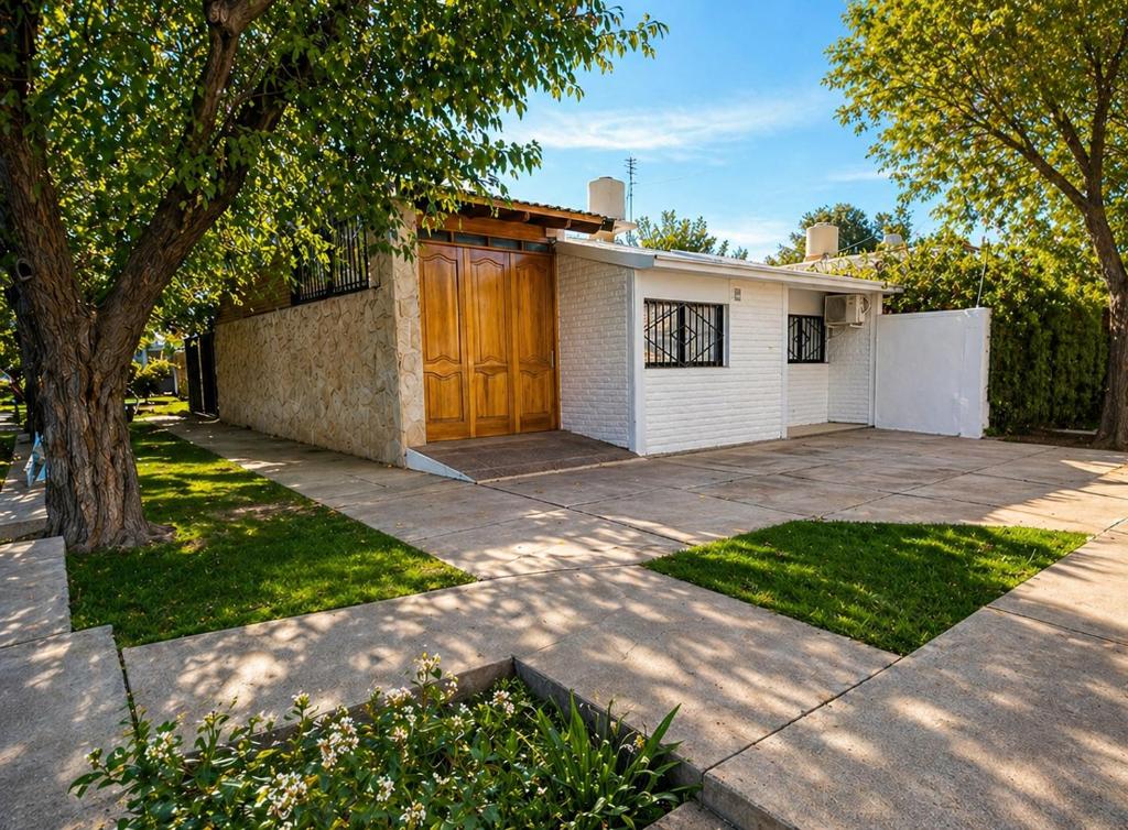 a house with a driveway and a garage at Casa Esquina - Centro San Rafael in San Rafael