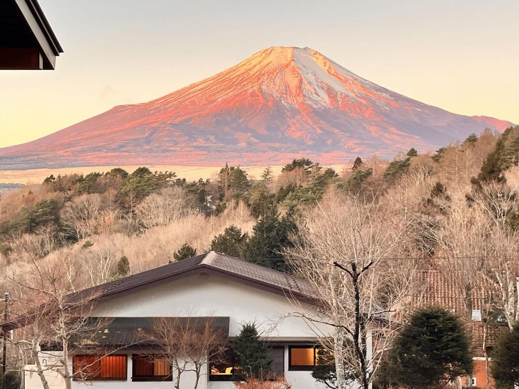 a mountain in the distance with a building in front at りす村別荘 in Yamanakako