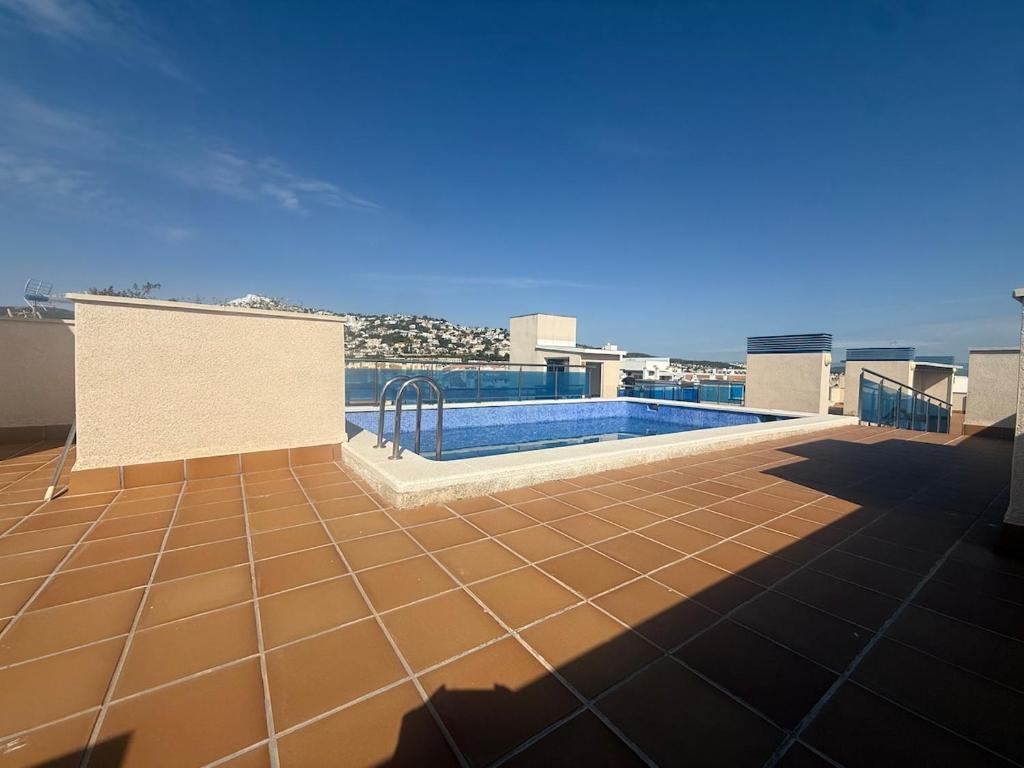Céntrico con piscina y parking Terraza espaciosa
