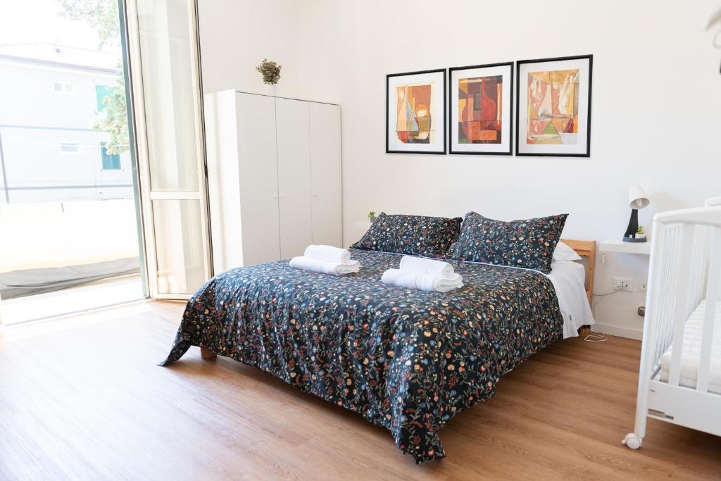 a bedroom with a bed with two towels on it at 2 camere fronte Ospedale - Centro e Mare a piedi in Pescara