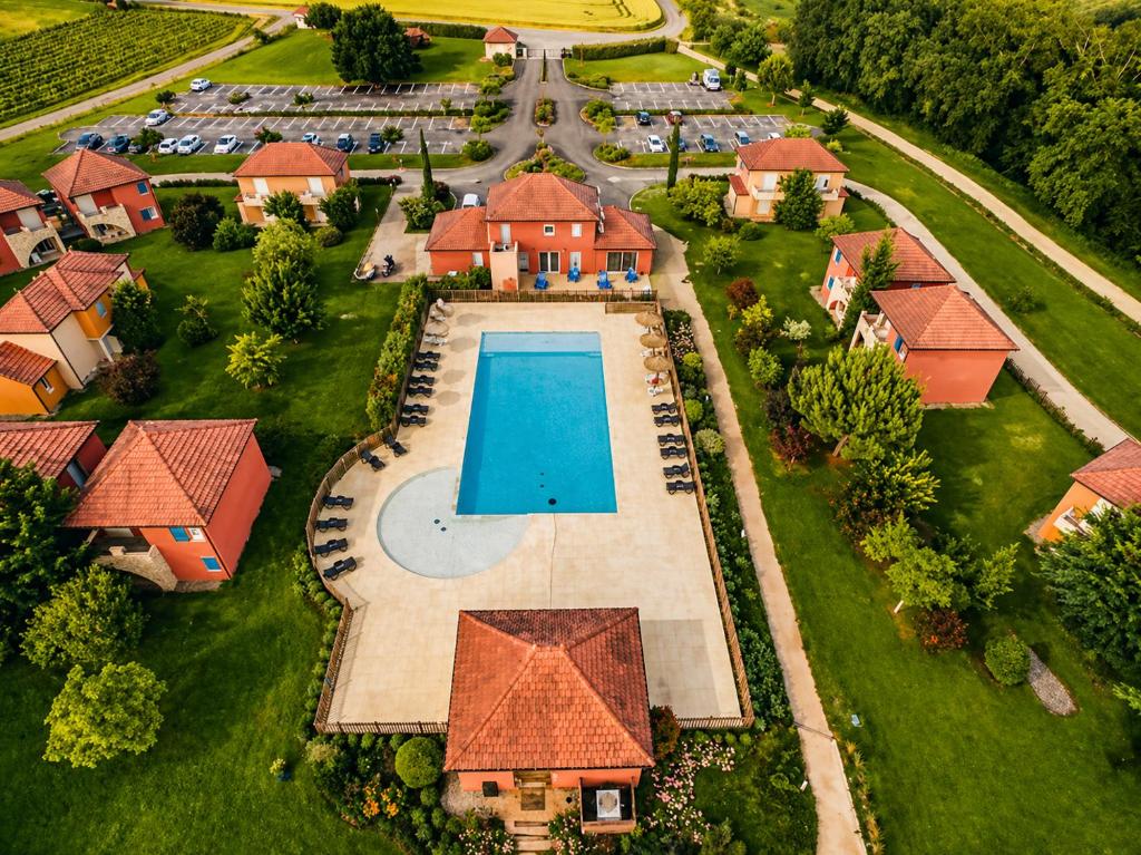 an aerial view of a house with a swimming pool at Élégant T3 avec terrasse & piscine et parking in Prayssac