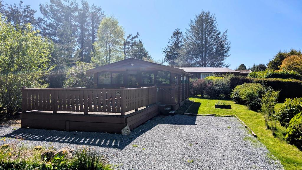 a gazebo in the middle of a garden at Lunalodge in Trawsfynydd