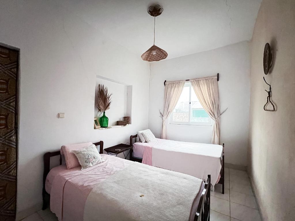 a bedroom with two beds and a window at Casa Tota in Assomada
