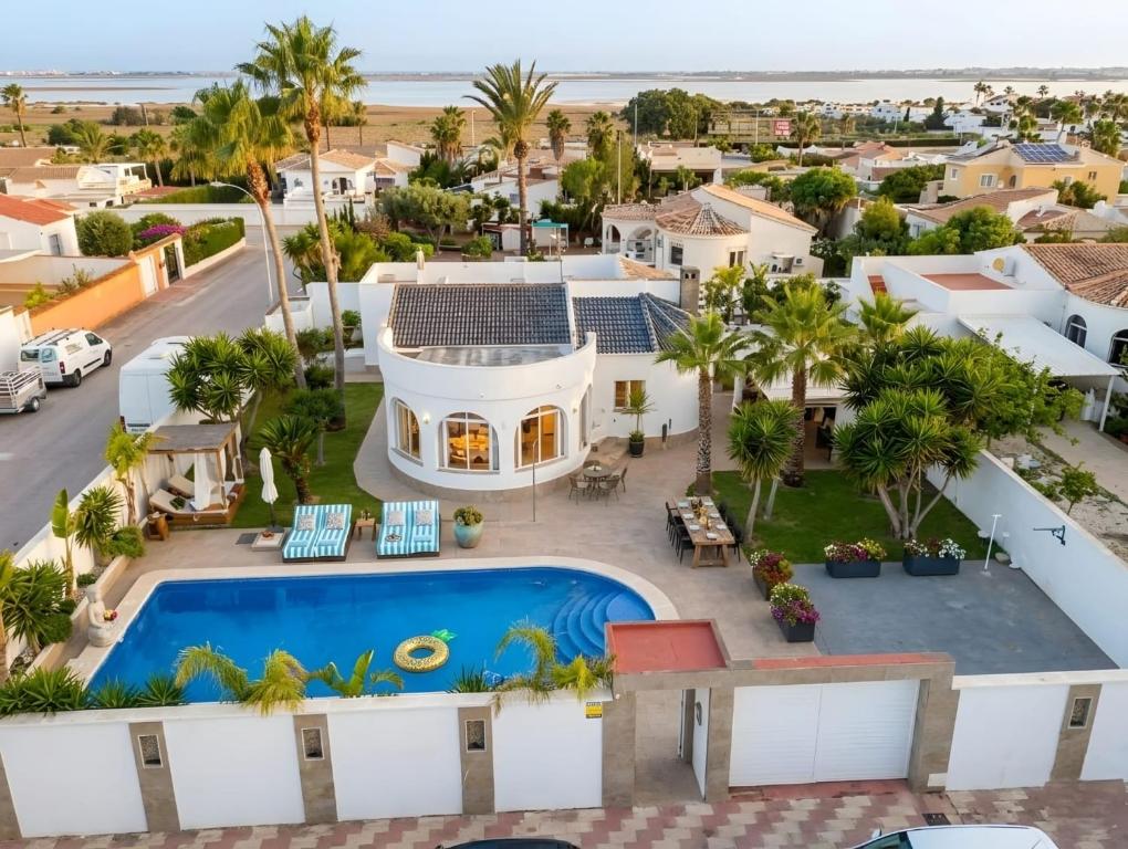 3-Bed Detached Holiday Villa with Private Pool in Torrevieja — Pets Welcome
