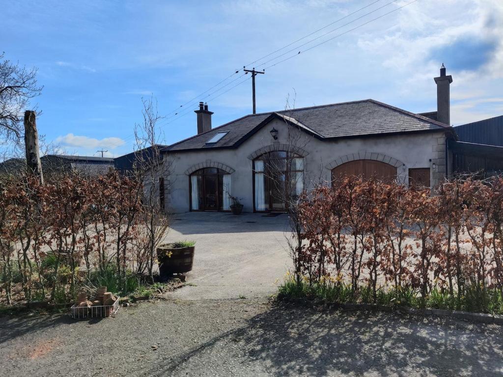 a large white house with a garage at 50-5 Coolyvenny in Killure