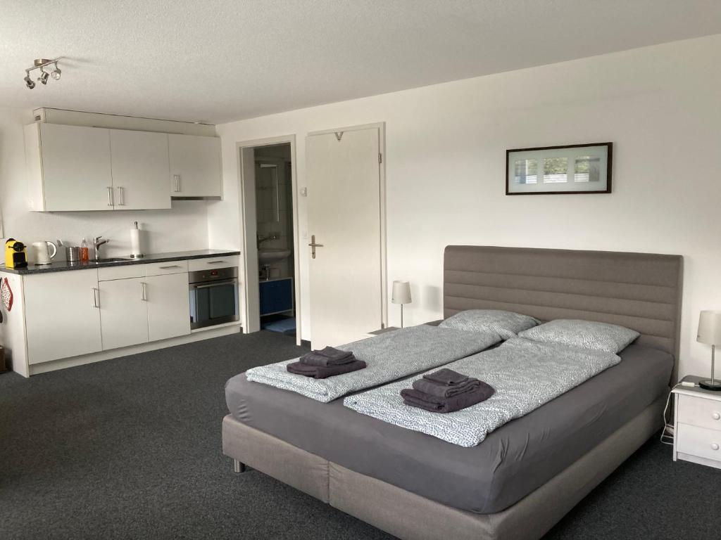 a bedroom with a bed with two towels on it at FeWo-Studio Linde in Amsoldingen
