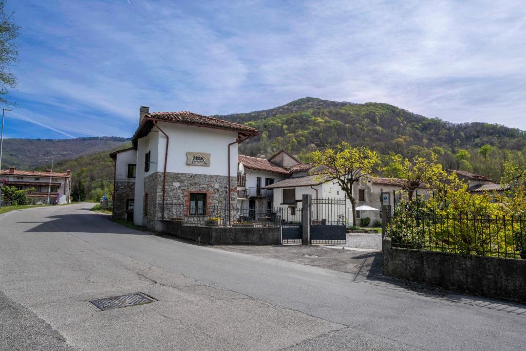 a building on the side of a street with a mountain at NEW OPENING 2026 - Là di Maur - Appartamenti in Attimis