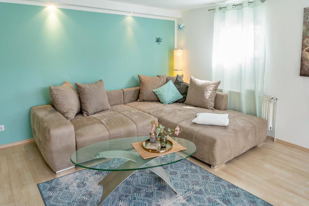 a living room with a couch and a glass table at Ferienwohnung Auszeit in Berlin