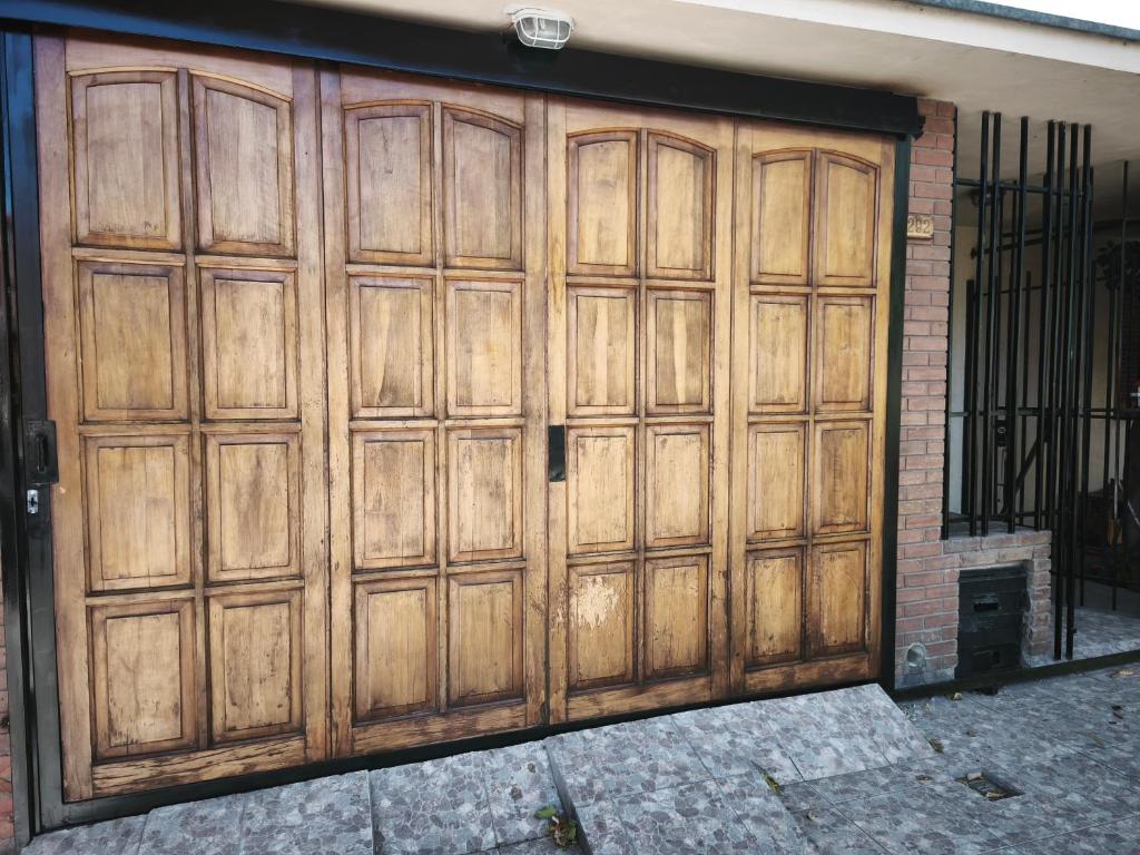 a pair of wooden garage doors on a building at Pausa viajera in Las Heras