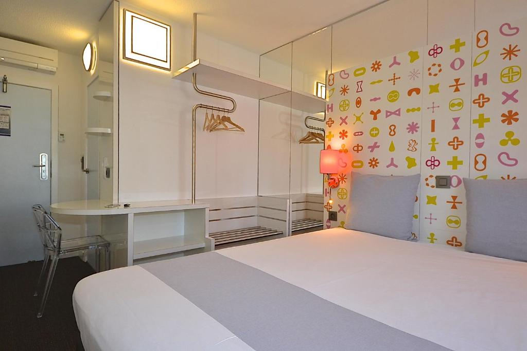 Postel nebo postele na pokoji v ubytování Ibis Styles La Louvière