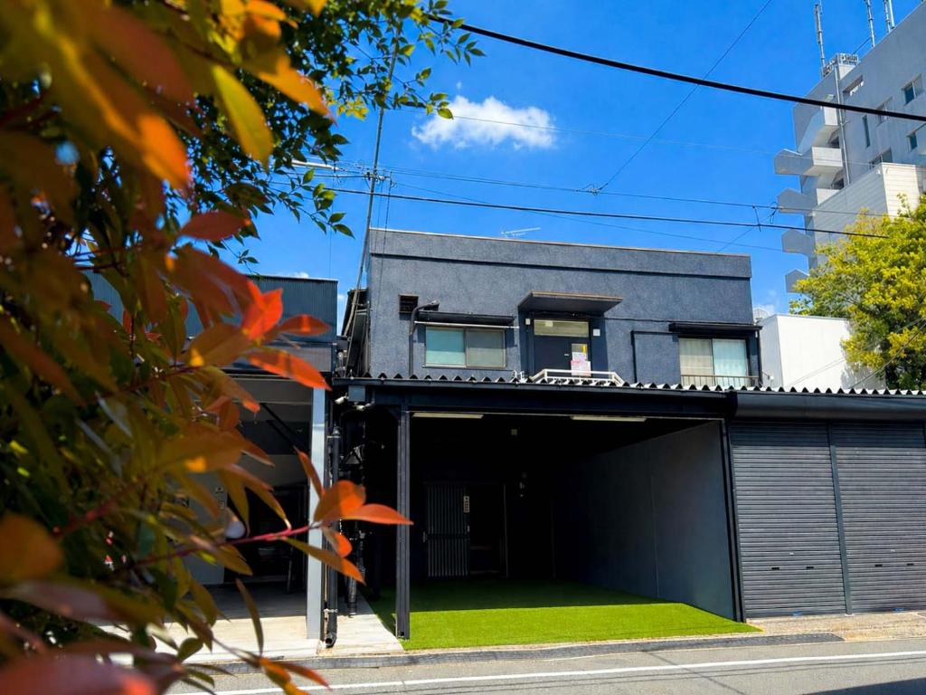 a black house with a garage at D旅館　Dryokan in Tokyo