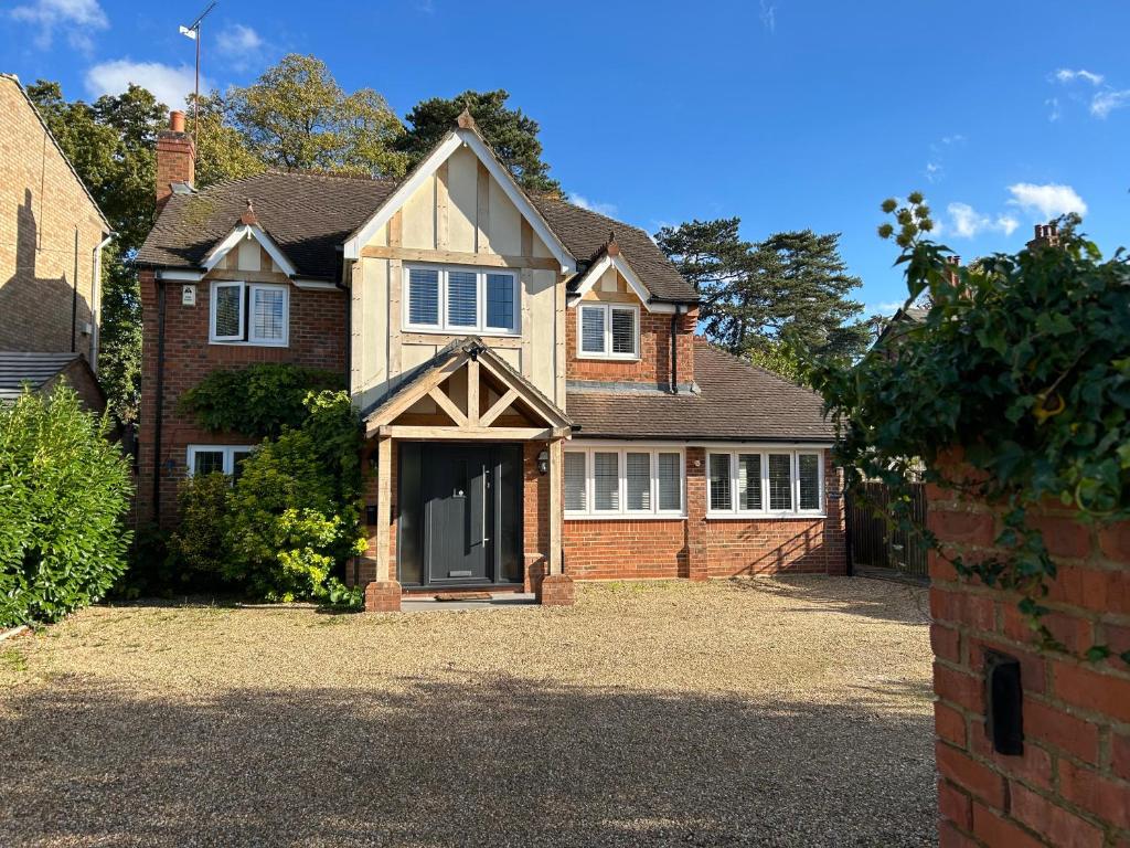 a large brick house with a large garage at THE STUDIO MAIDENHEAD RIVERSIDE in Maidenhead