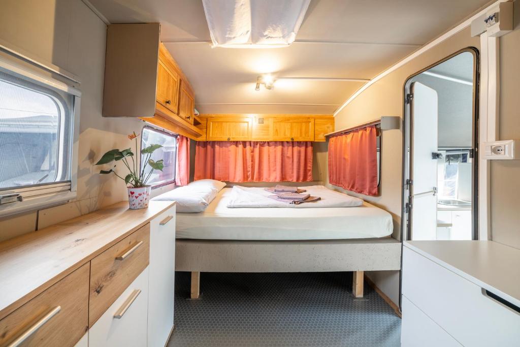 Camping Italia 90 Caravans