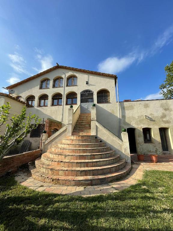 a set of stairs leading up to a building at L'Estança de Can Rodó in Vilobí d'Onyar