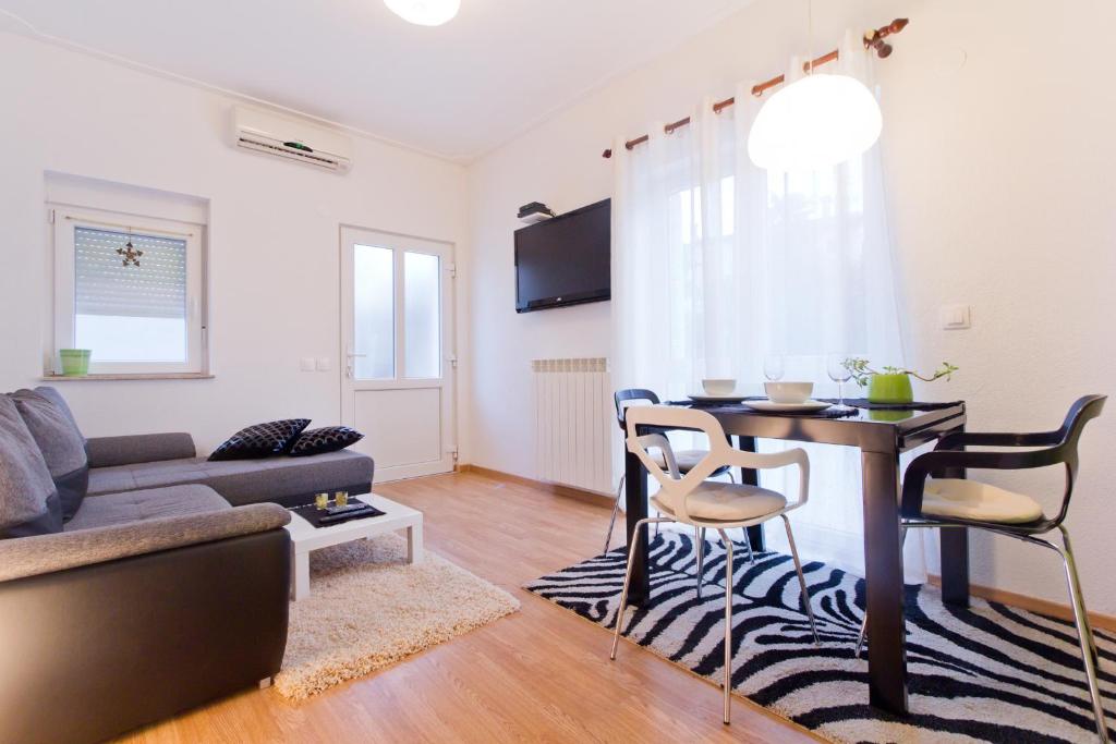 Telewizja i/lub zestaw kina domowego w obiekcie Apartments Aida