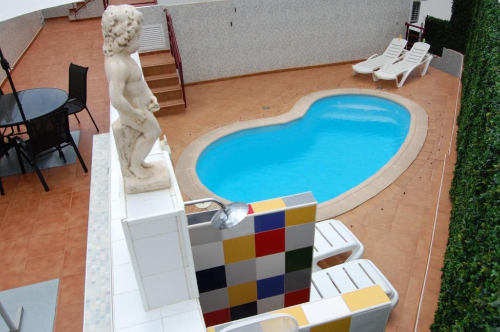 a model of a pool with a statue and chairs at Lancelot in Puerto Rico de Gran Canaria