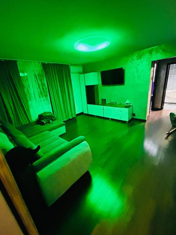 a living room with a couch and a green ceiling at Apartament CC in Drobeta-Turnu Severin