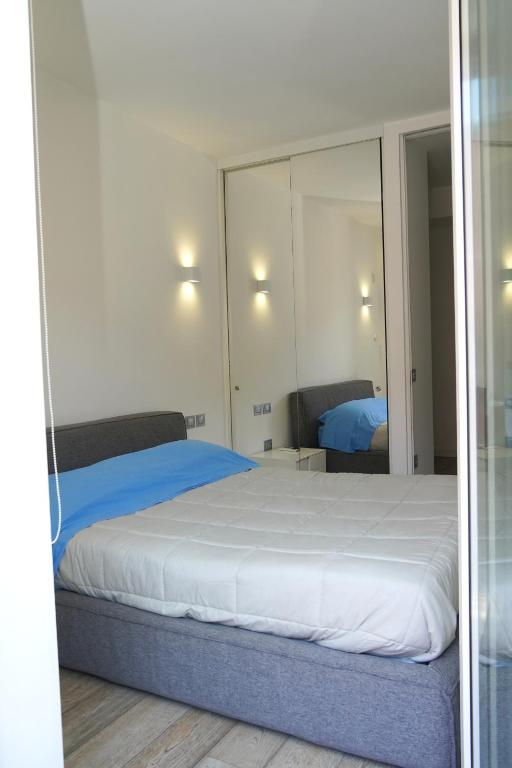 a bedroom with a large bed and a mirror at Lake Home in Marta