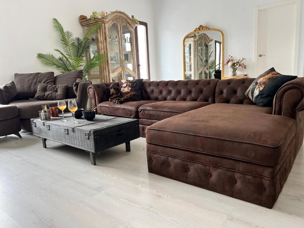 a living room with a couch and a coffee table at Casa de la luz in Cartagena