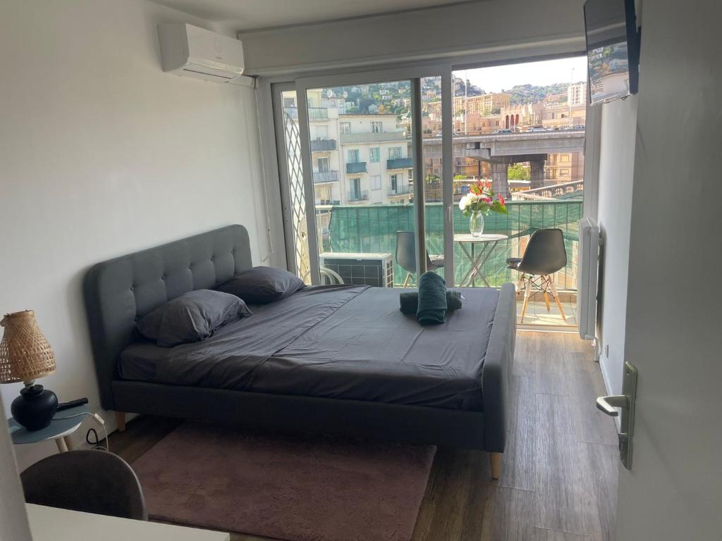 Room with Private Bathroom & WC , Balcony & Air Conditioning - Nice Centre, 5 min from Sea & Promenade