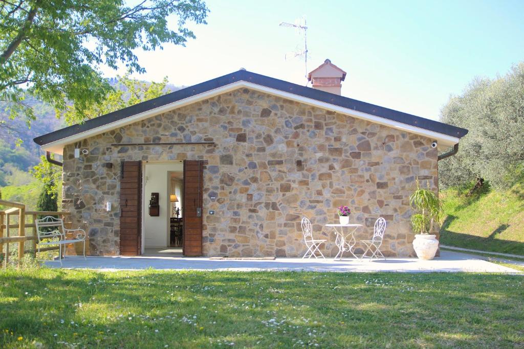 a small stone building with a table and two chairs at Casa MaeVi in Galzignano