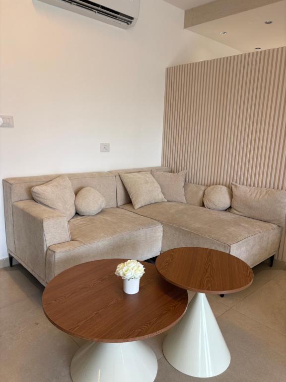 a living room with a couch and a table at Mykonos unite in Rishon LeẔiyyon