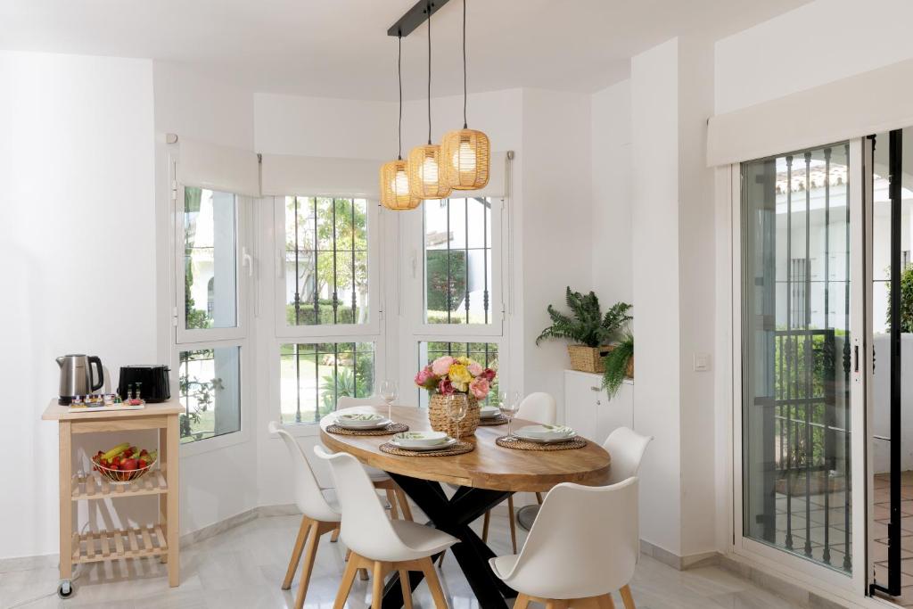 MARBELLA BANUS SUITES - Nueva Andalucia, 3BR- 2BR Flat, Bright Outdoor Terrace with Direct Views of the Garden & Pool, Ideal for families with children, Super at the Door