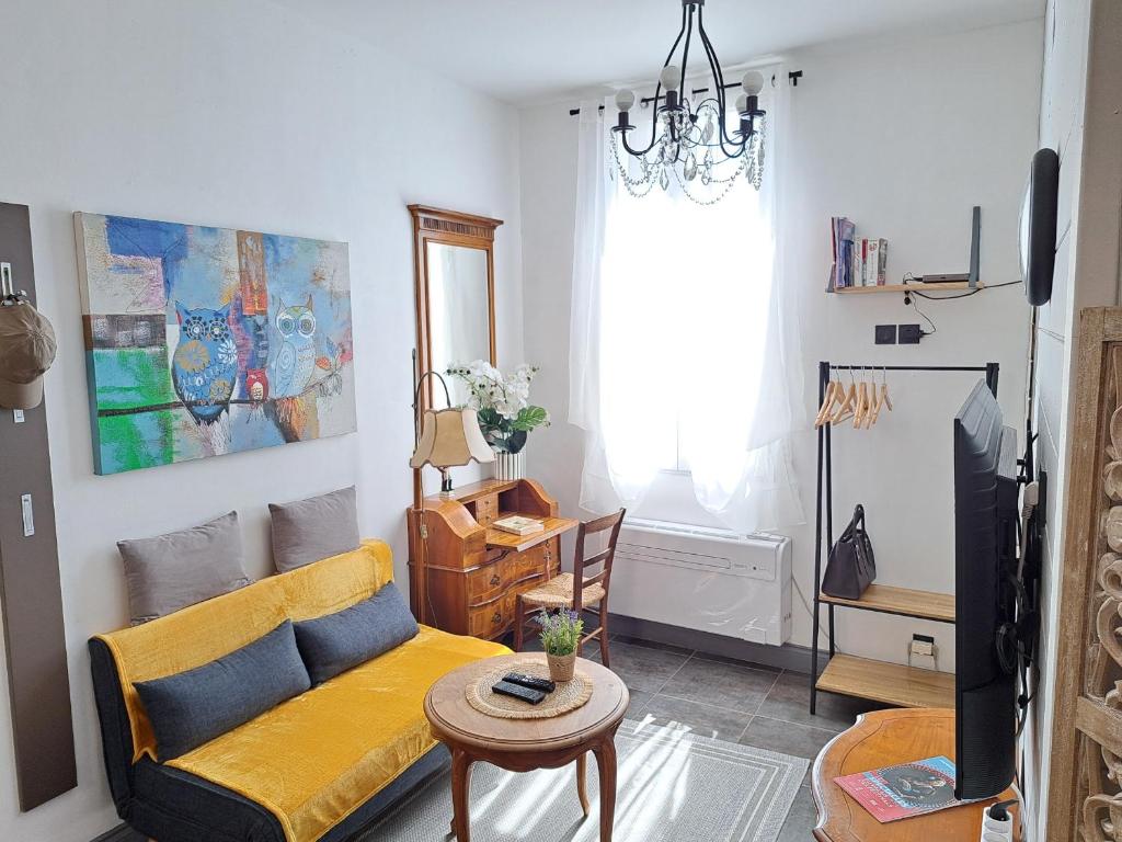 Charming Old Town Apartment Near Palais des Festivals